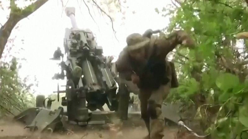 BEZ KOMENTÁŘE: Ukrajinští vojáci odpalují nové americké houfnice M-777
