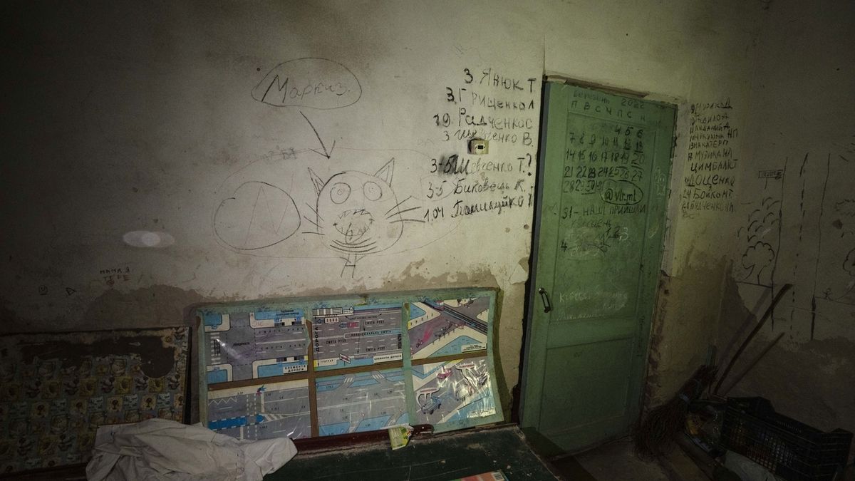 Рисунки на стене подвала школы в Черниговской области, где дети и их родители прятались во время войны