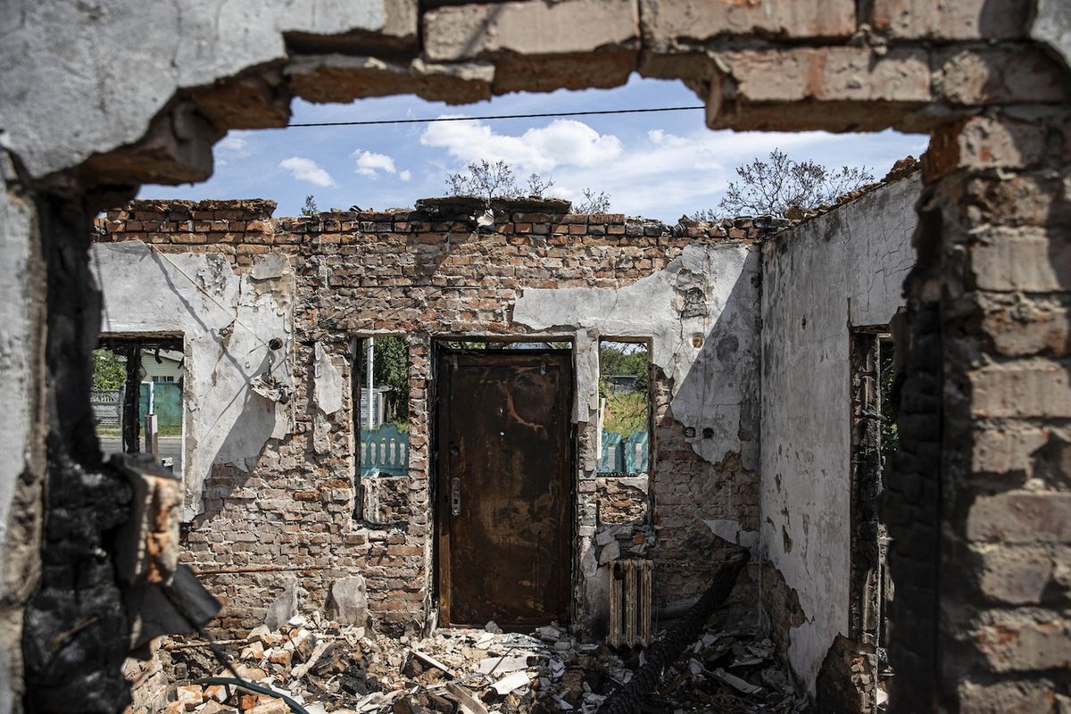 Zničené obydlí v ukrajinské vesnici Andriivka, kam se začali vracet civilisté po odchodu ruských vojáků. 