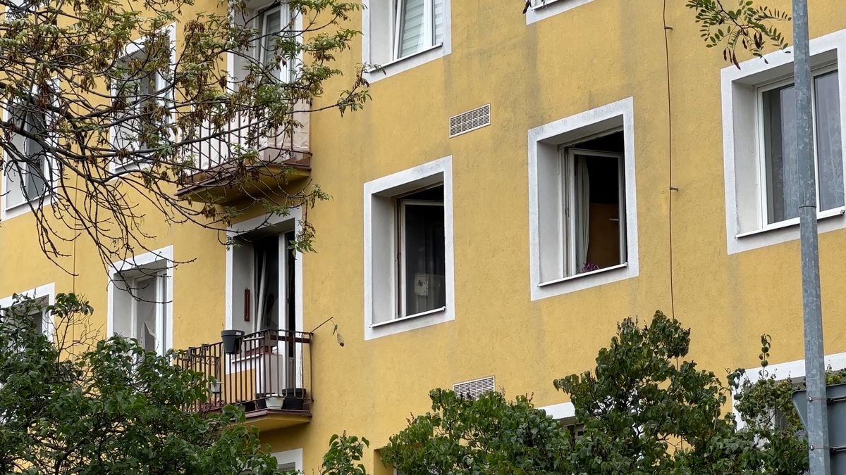Při požáru bytu v Praze zemřela žena