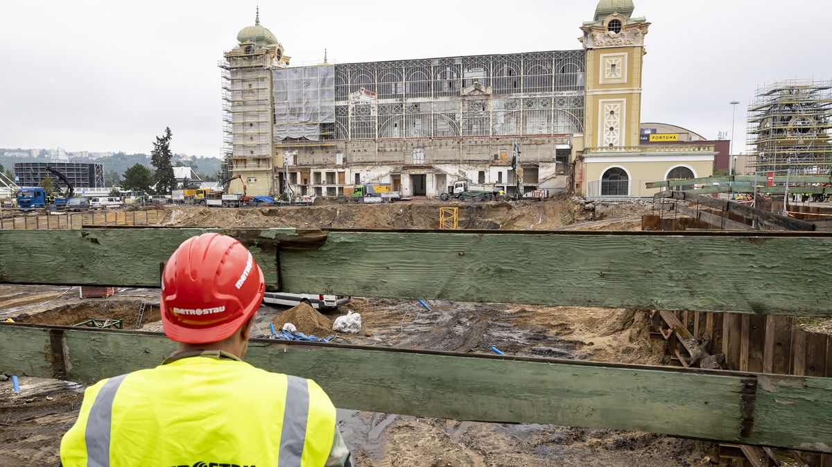 FOTO: Dělníci při stavbě levého křídla pražského Průmyslového paláce dokončují vrty pro tepelná čerpadla