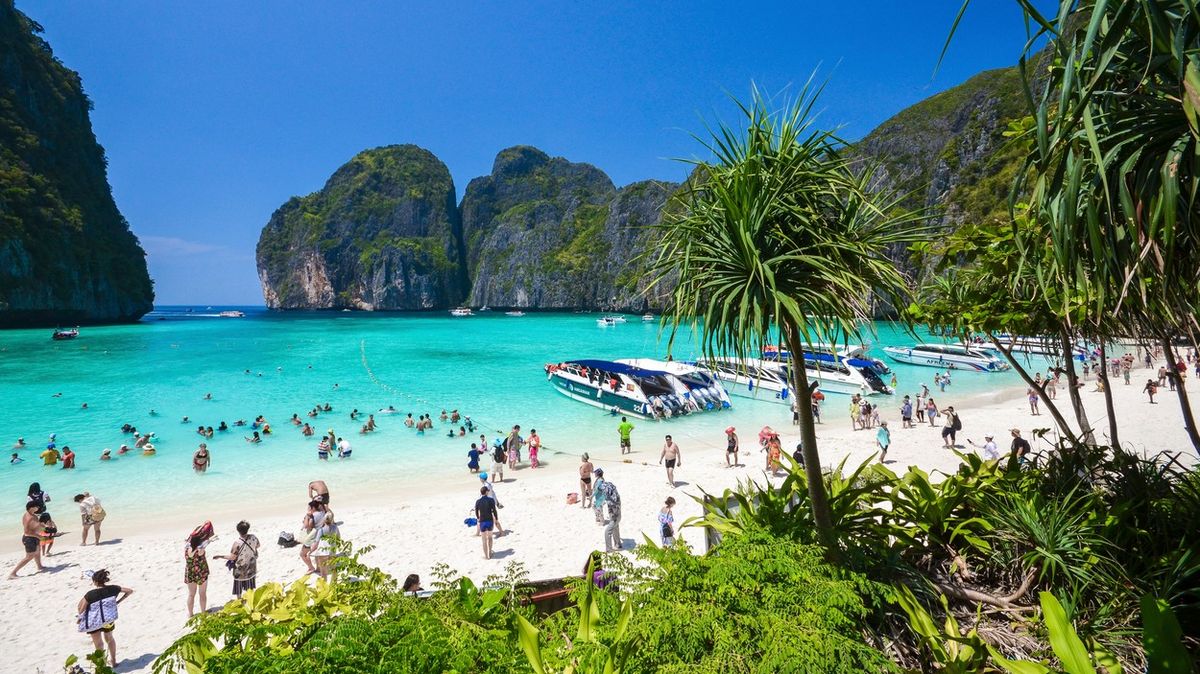 Thajsko nařídilo renovaci zátoky, kde DiCaprio natáčel slavnou Pláž