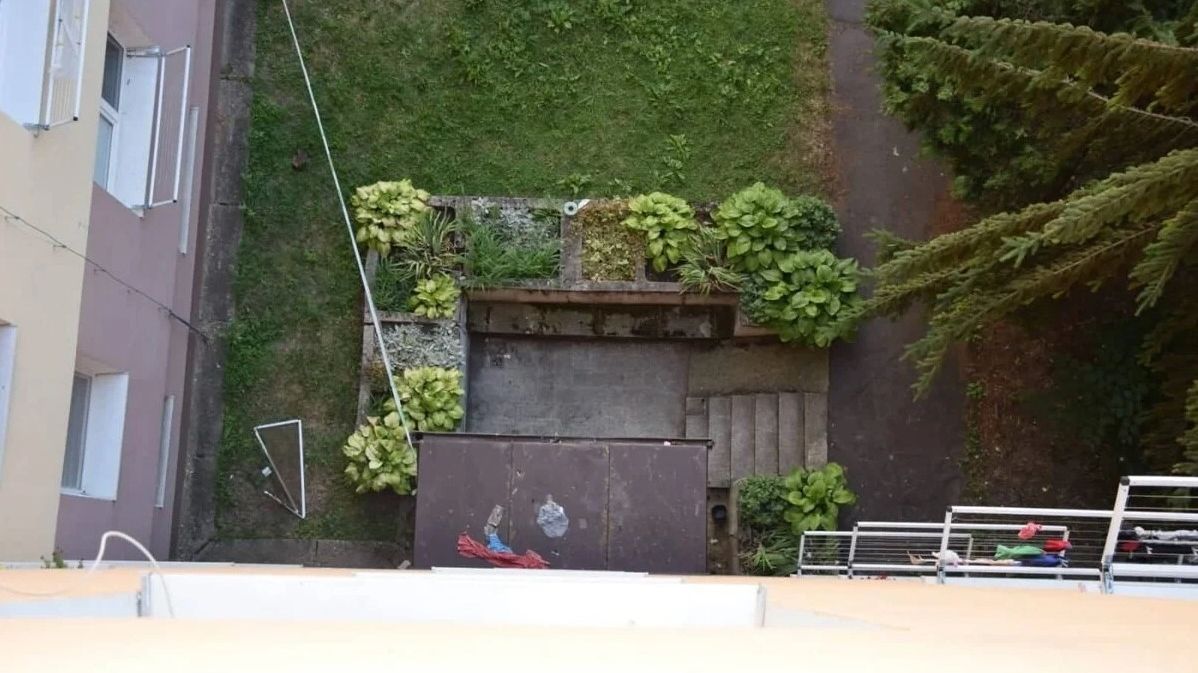Na Slovensku vypadl chlapec z okna v šestém podlaží, je v kritickém stavu