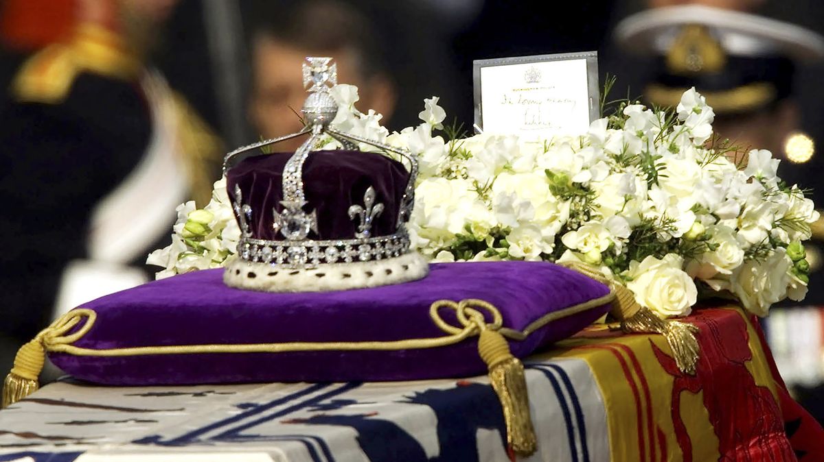Rakev s pozůstatky Alžběty II. zamíří do Buckinghamského paláce