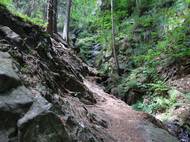 Skály podél vodopádu