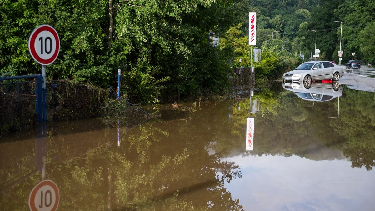Český Krumlov zasáhla v noci na 30. června 2022 blesková povodeň, z koryta se vylila řeka Polečnice. Zalila budovy kolem Chvalšinské ulice.