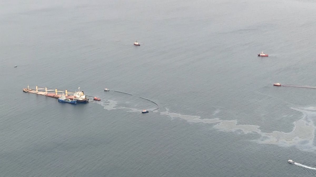 Z poškozené lodi u Gibraltaru začala vytékat ropa