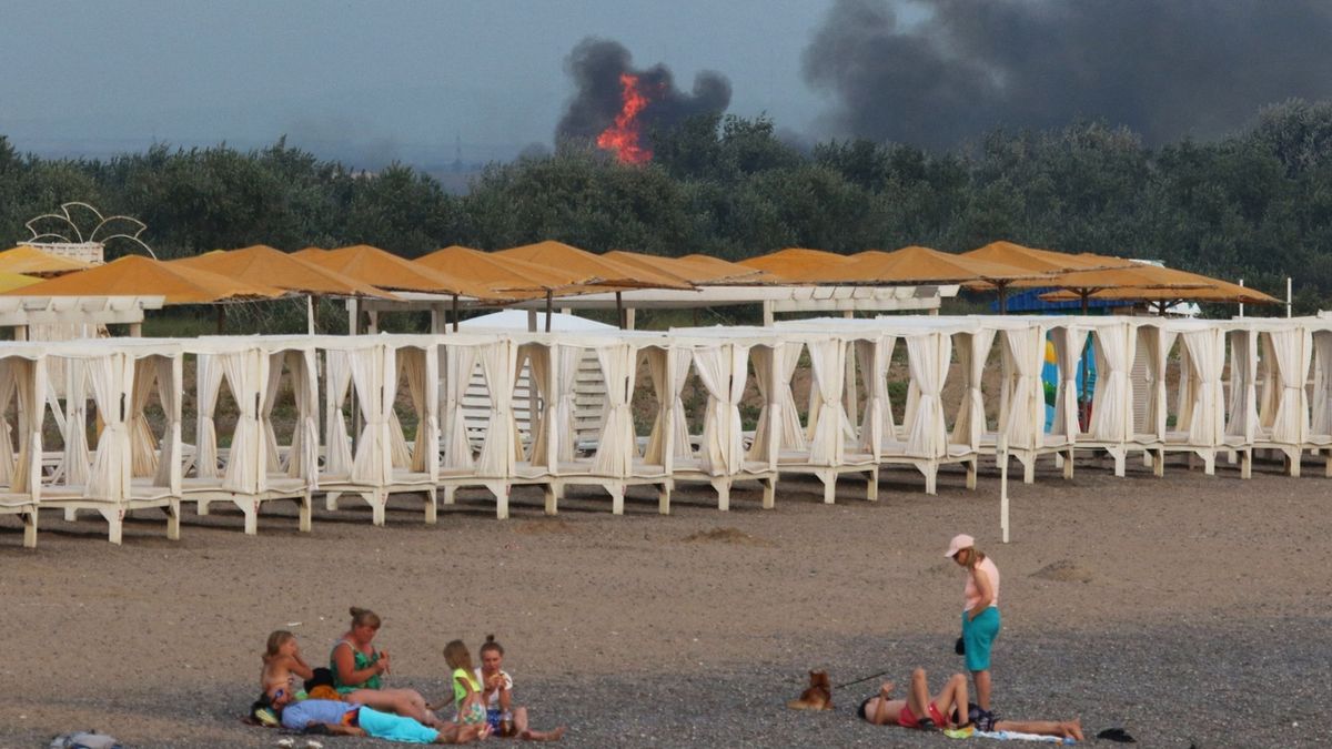 Dým po explozích stoupá z letecké základny Saki na Krymu.