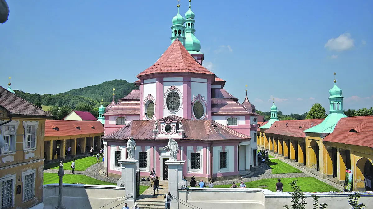 Uvnitř kostela na Českolipsku někdo nasprejoval hákové kříže