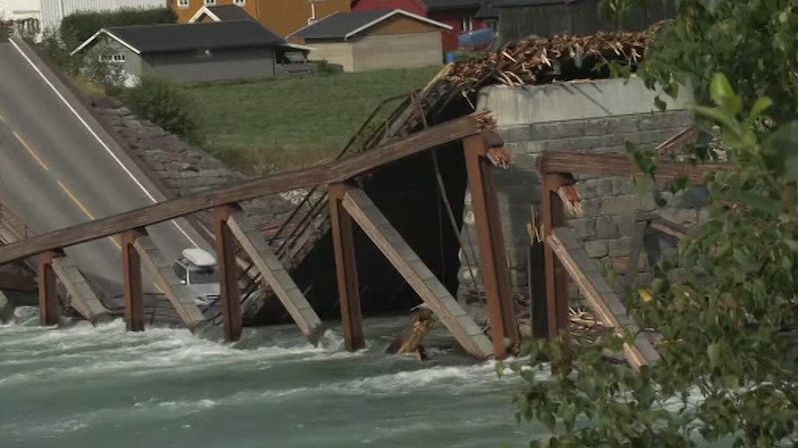 V Norsku se zřítil dřevěný most přes řeku. Dva řidiče se podařilo zachránit