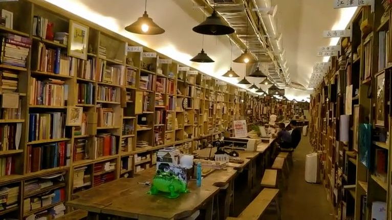 Z protileteckého bunkru v Číně se stalo knihkupectví.