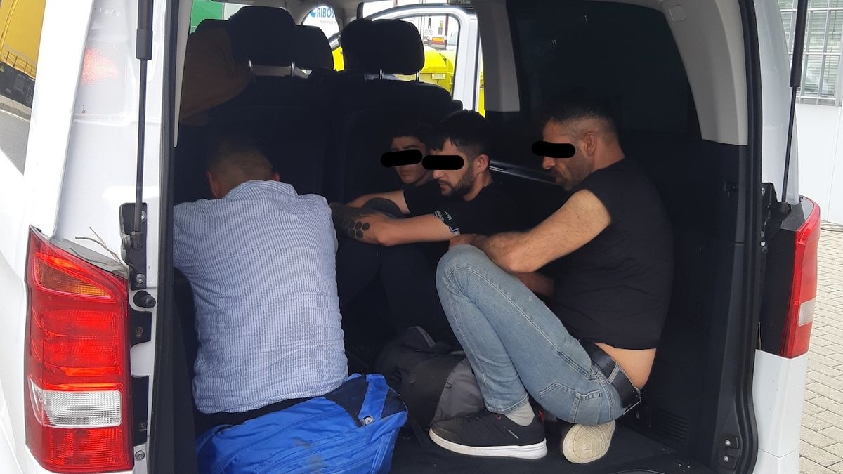 Migranti ujížděli v mercedesu policii na Vysočině