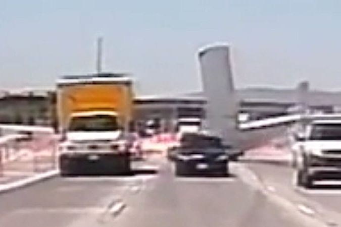 BEZ KOMENTÁŘE: Na dálnici v Kalifornii nouzově přistálo malé letadlo a začalo hořet