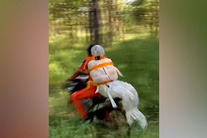 BEZ KOMENTÁŘE: Zdravotník odvážel mrtvolu na motorce