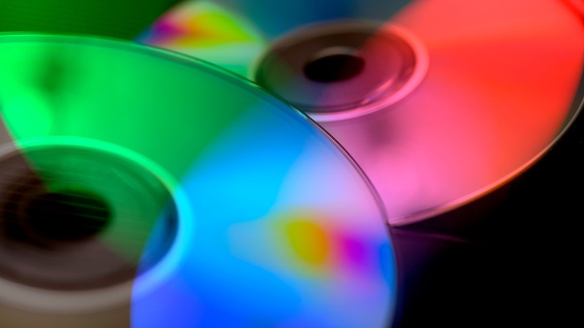 CD, DVD i USB flashky jsou bezpečnostní riziko. Vnitro je chce vyloučit