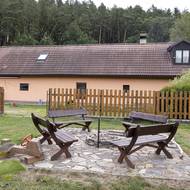 U chaloupky je připraveno ohniště pro příjemné posezení.