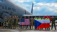 Američané darují Česku 2,7 miliardy na modernizaci armády