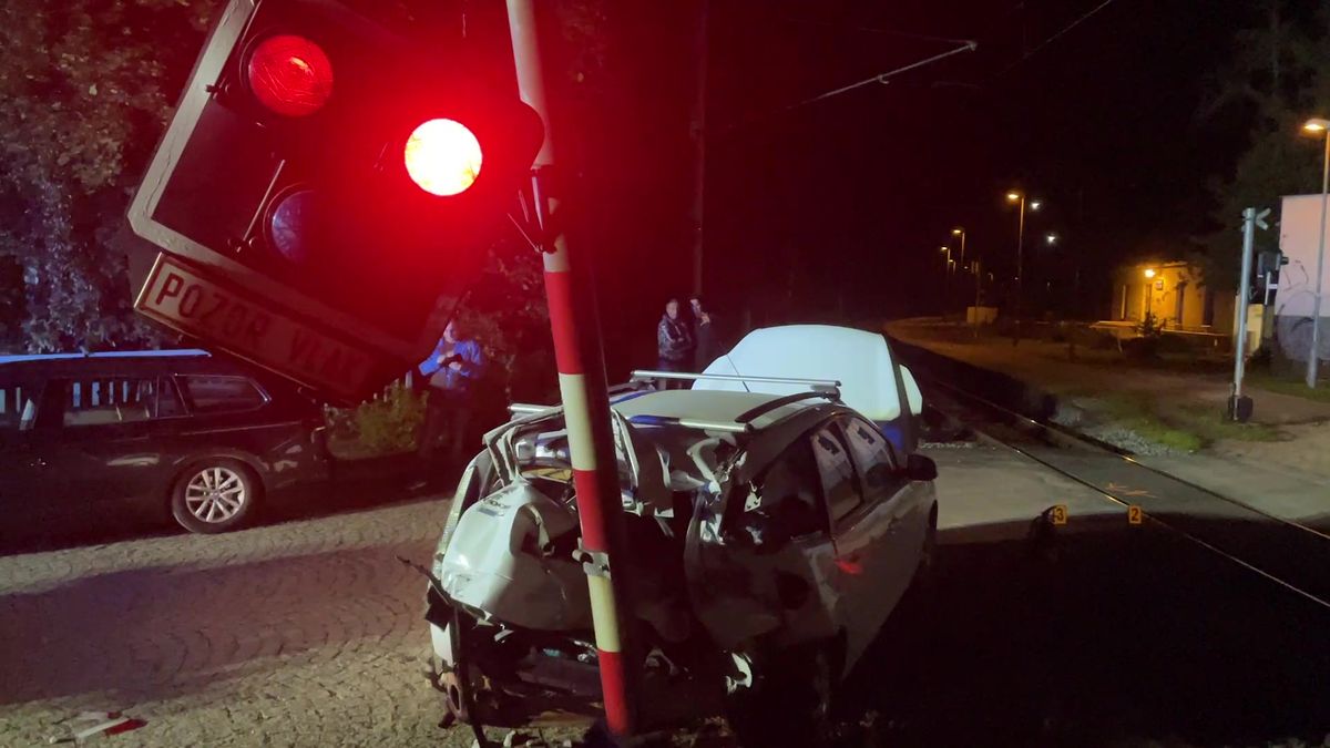 Řidič v Plzni se otáčel na přejezdu, smetl ho vlak