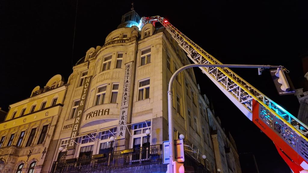 Agresivní muž se schoval do věže hotelu v Liberci. Na pomoc museli hasiči
