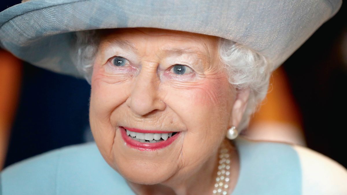 Královna Alžběta II. zemřela stářím, potvrdily úřady