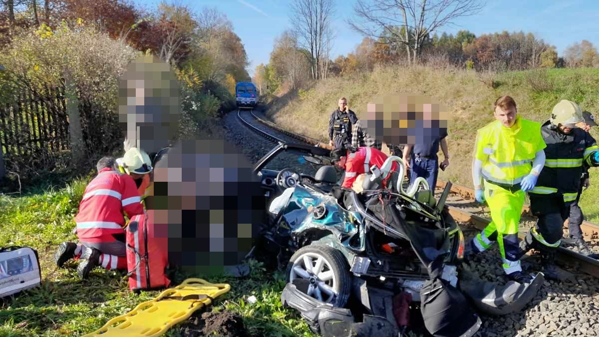 Vlak na Liberecku se na přejezdu srazil s autem. Nehoda si vyžádala dva zraněné
