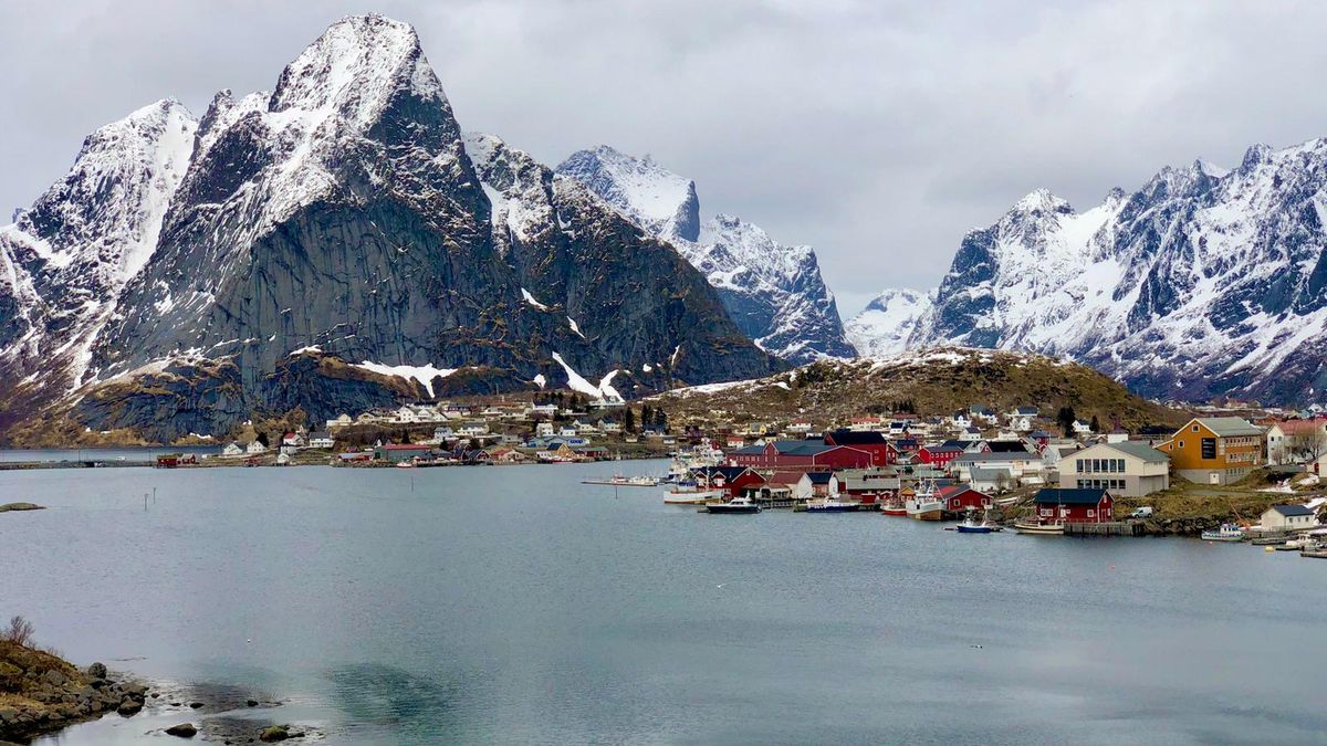 Norské Lofoty jsou skvělé na skialpy i běžnou turistiku. Třeskutou zimu tu nemají