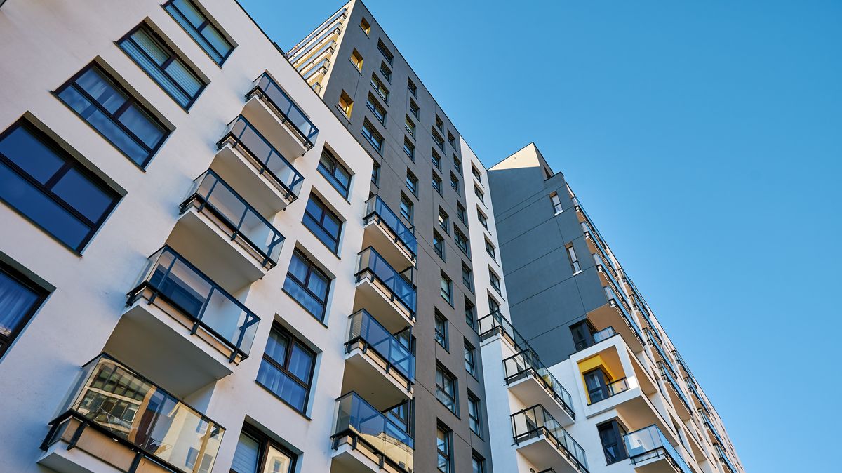 Omezená bytová výstavba bude brzdit pokles cen nových bytů, míní odborníci