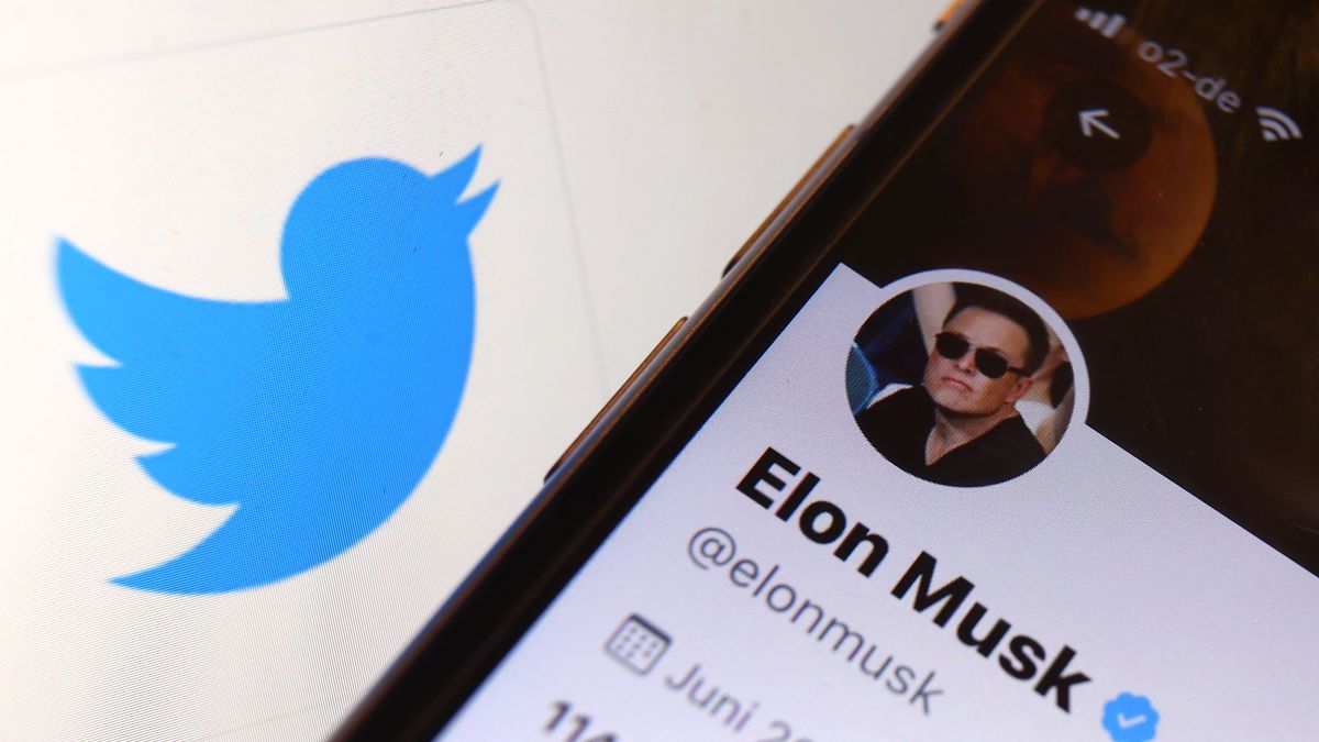 Musk převzal Twitter a vyhodil vedení
