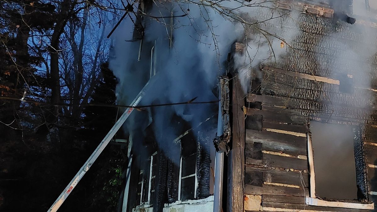 Požár roubenky na Českolipsku má už druhou oběť