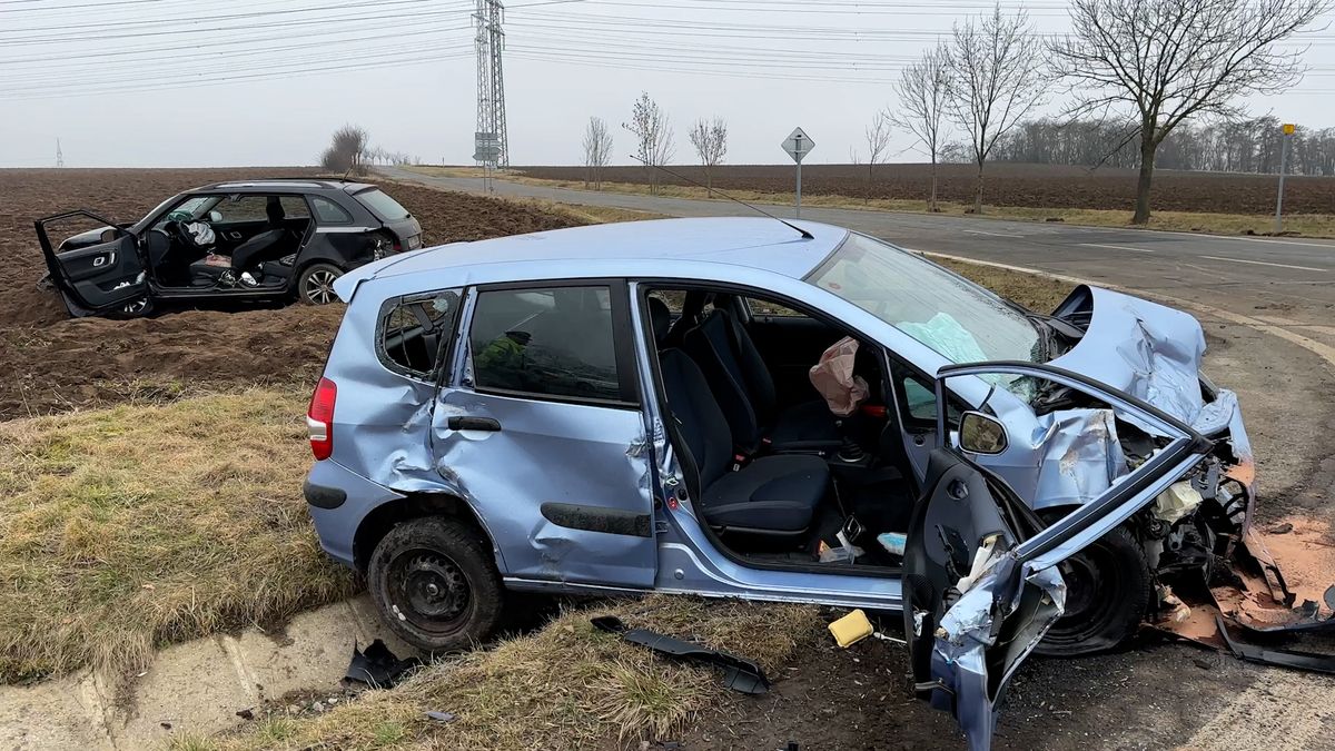 Čtyři zranění po nehodě dvou aut v Praze, některé vyprošťovali