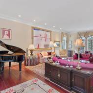 Také klavír patříval původně slavnému muzikantovi.