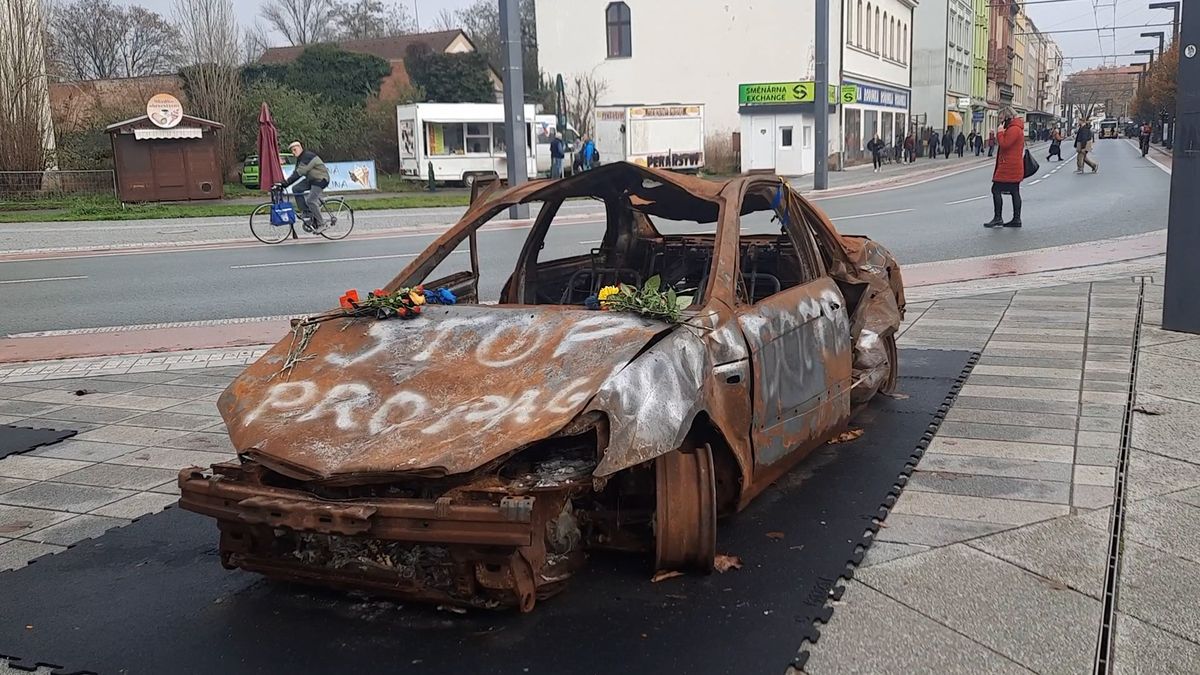 Výstavu vraků aut z Ukrajiny v Hradci Králové někdo poničil