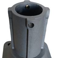 Plastová patka pod dopravní značení nahrazuje obdobný výrobek z kovu. 