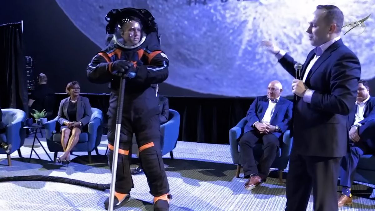 NASA ukázala nové skafandry pro misi na Měsíc