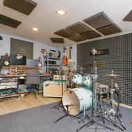 Studio, kde už pořídil i nahrávky pro kapelu. Poslední dobou se ale Jan více soustředí na malování obrazů – i na počítači.