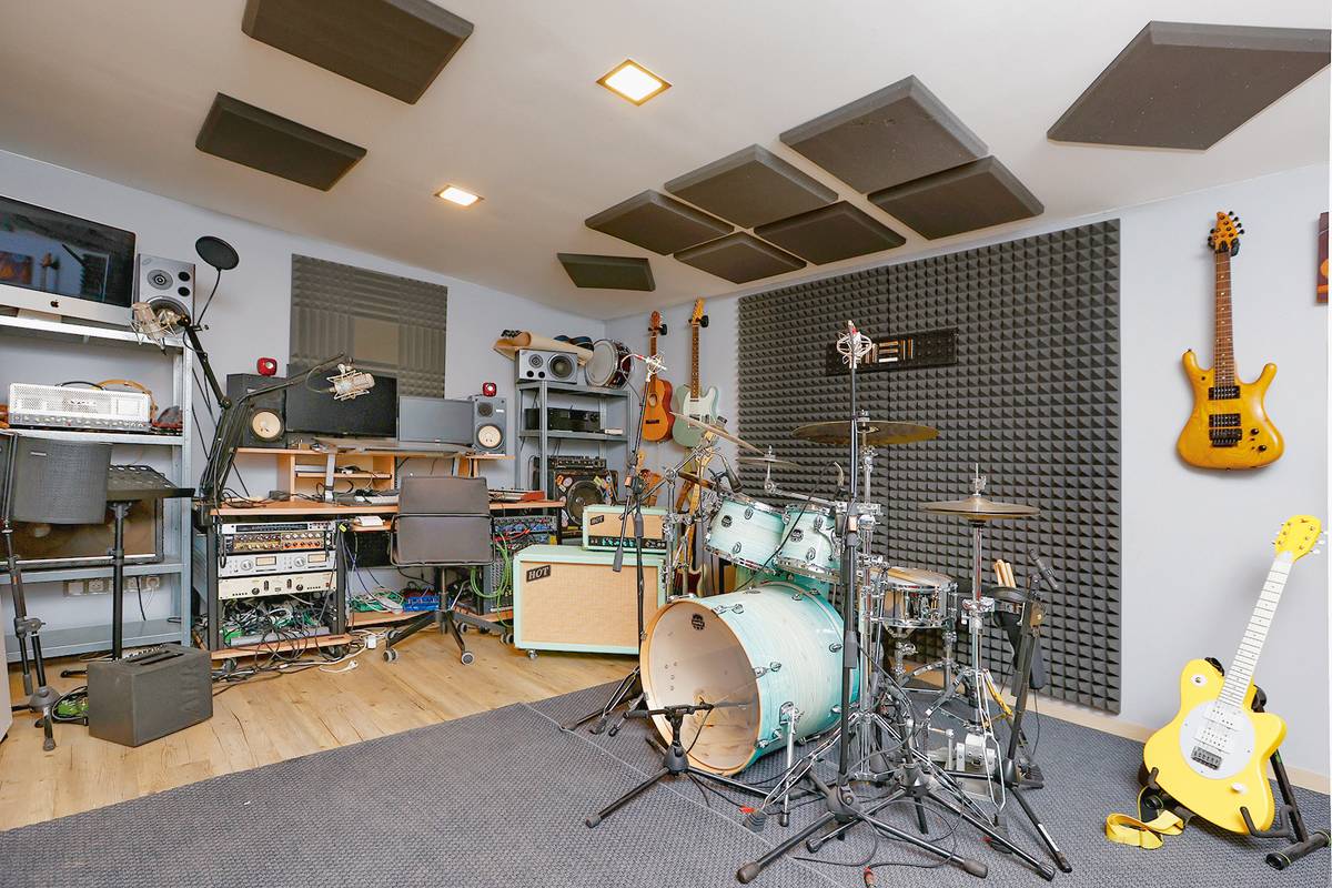 Studio, kde už pořídil i nahrávky pro kapelu. Poslední dobou se ale Jan více soustředí na malování obrazů – i na počítači.