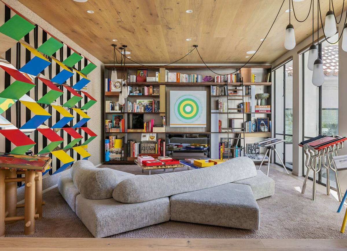 Zařízení interiéru zaujme bohatostí barev, materiálů i tvarů.