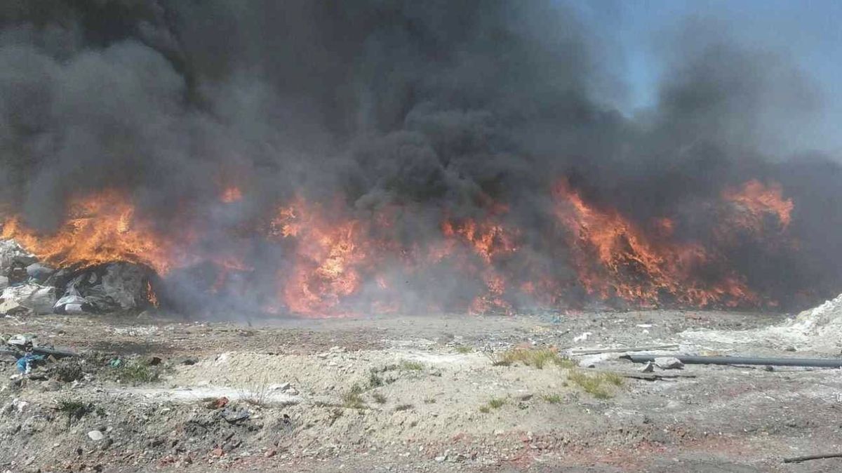 Požár skládky nebezpečného odpadu na Přerovsku: Lidé by neměli větrat