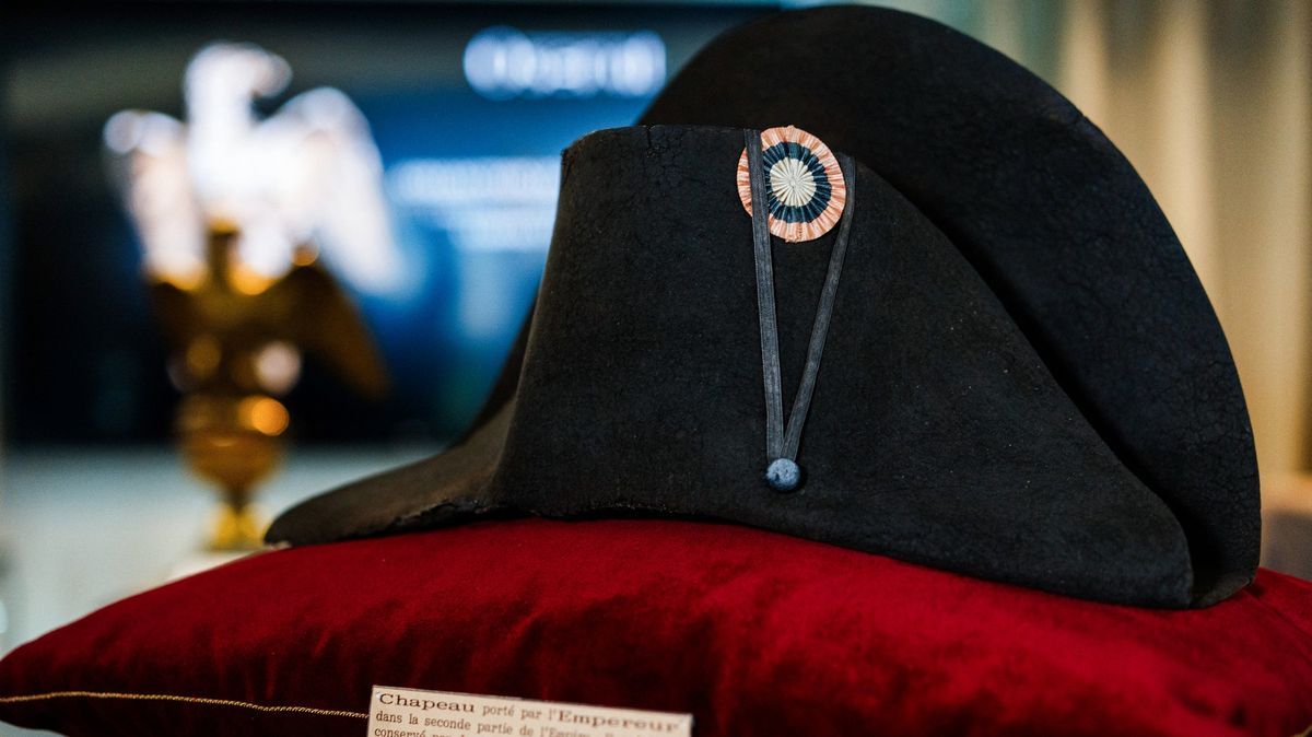 Dvourohý Napoleonův klobouk se na aukci prodal za rekordních 47 milionů