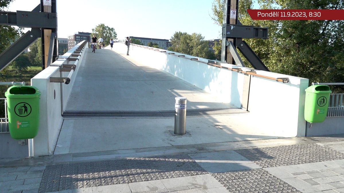 Zelené plastové koše kolem Štvanické lávky naštvaly Pražany. Pokouším se to rozmotat, řekl Hřib