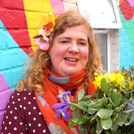 „Duhová víla“ paní Tash Frootková nadchla svým zápalem a nadšením i radní. Ti se rozhodli jí na další projekty maleb přispět.