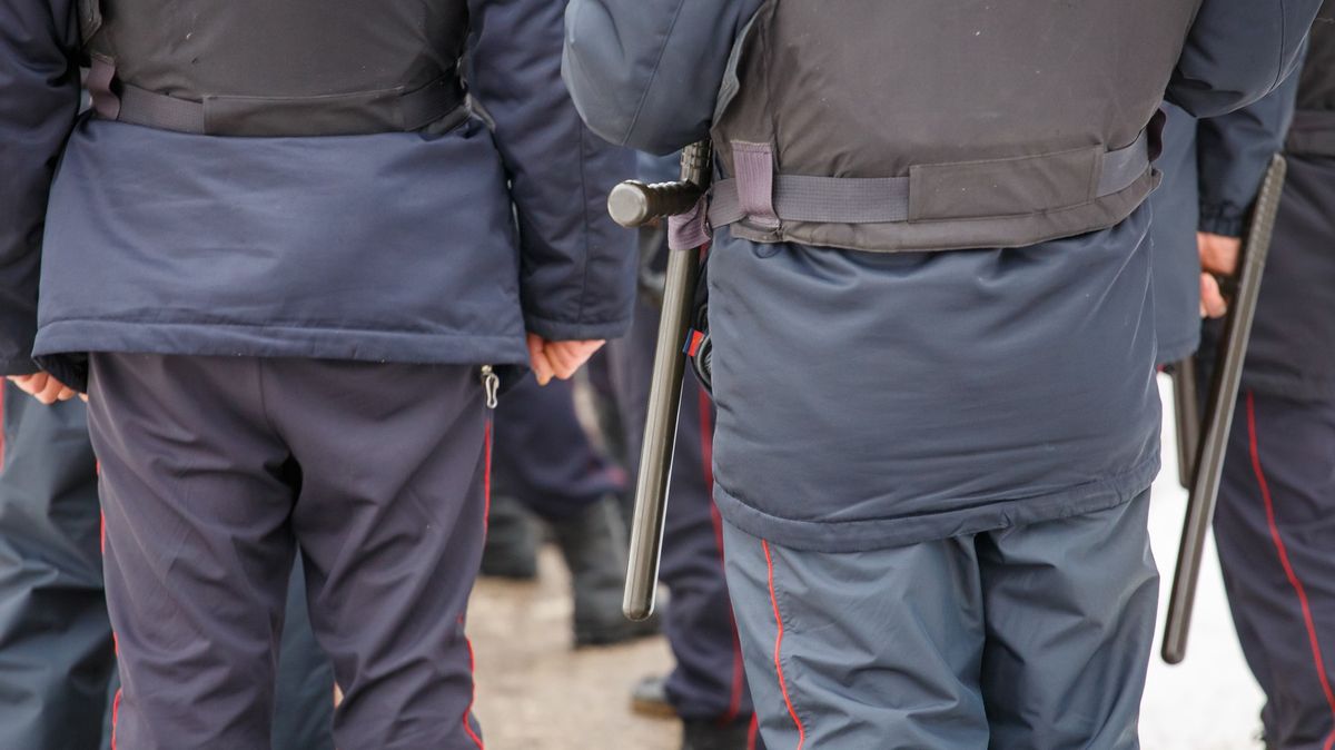 První zatýkání. Za údajné napomáhání vzpouře zadrželi volgogradského politologa
