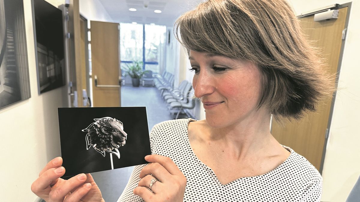 Šperkařka darovala Pavlovi brož s vltavínem a symbolem lva