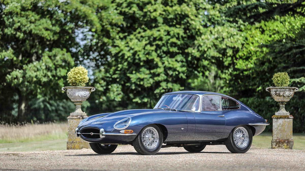 Do aukce míří nejstarší dochovaný Jaguar E-Type, očekává se astronomická cena