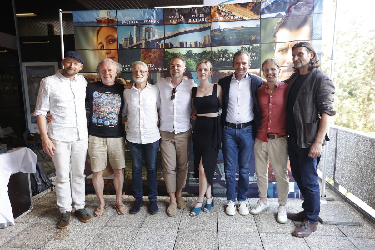 Film Dana Svátka Dvě slova jako klíč byl představen na MFF . Na snímku společná fotka tvůrců filmu.