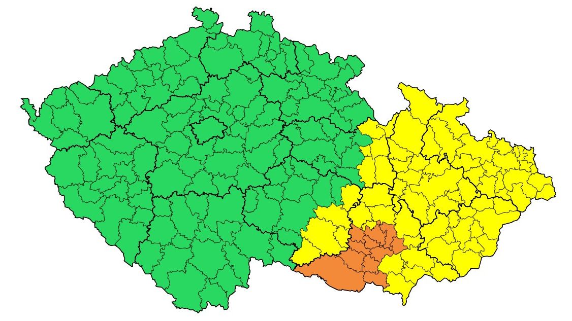 K Brnu se blíží supercela. Odpolední bouřka lámala stromy a zastavila vlaky