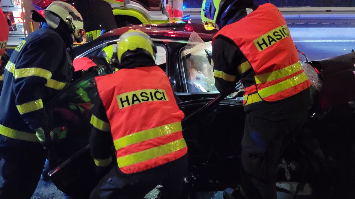 Auto v Ostravě narazilo do sloupu, tři lidé se zranili