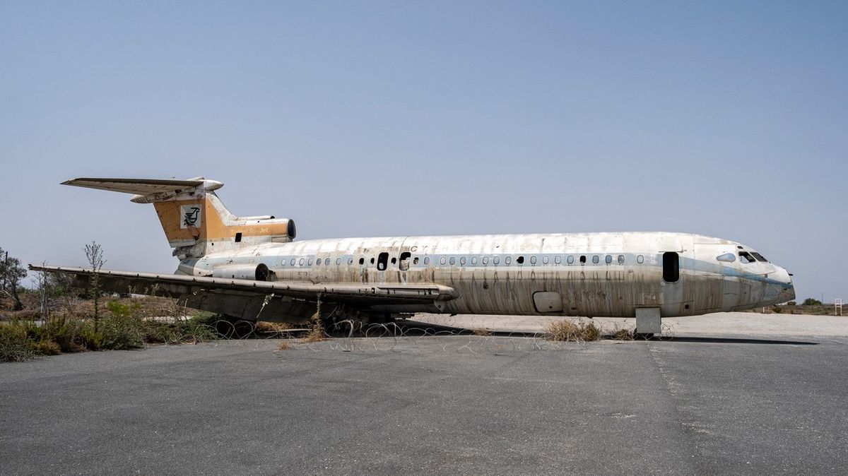Letadlo chátrá na ranveji už bezmála 50 let