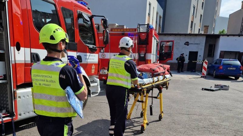 Muže v Praze přimáčkl pracovní výtah, zraněním podlehl