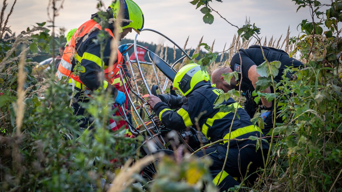Paraglidista se zřítil do pole na Frýdecko-Místecku, oživování už nepomohlo